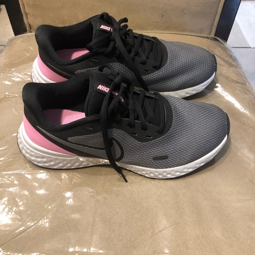 Nike 🥳HP🥳Revolution Grey & Black colored Sneakers, Size 8 - Picture 3 of 11
